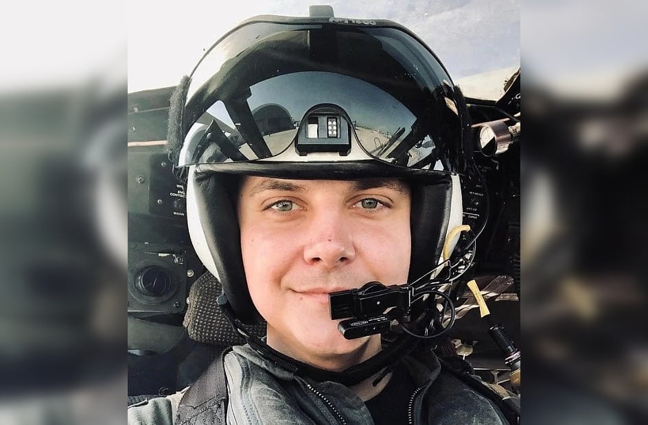 Navy Girls - Openly gay pilot leaving Navy after homophobic harassment