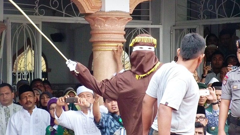 A convict receiving a caning sentence in Banda Aceh, 19 September 2014. Photo: VOA, Public Domain