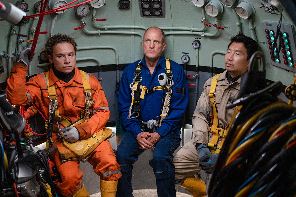 Last Breath: Finn Cole, Woody Harrelson, and Simu Liu - Photo: Mark Cassar / Focus Features